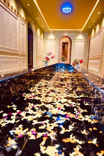Flower bath at Sheesh Mahal Spa
